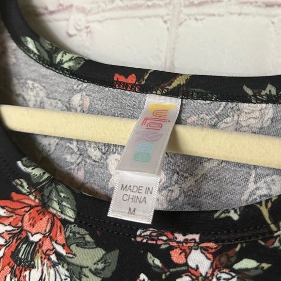 LuLaRoe NEW Lynnae Women's Black Floral Top -M- - Picture 4 of 4